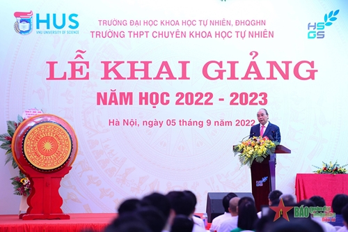 Chủ tịch nước Nguyễn Xuân Phúc dự Lễ khai giảng tại Trường Trung học Phổ thông Chuyên Khoa học Tự nhiên, Đại học Quốc gia Hà Nội